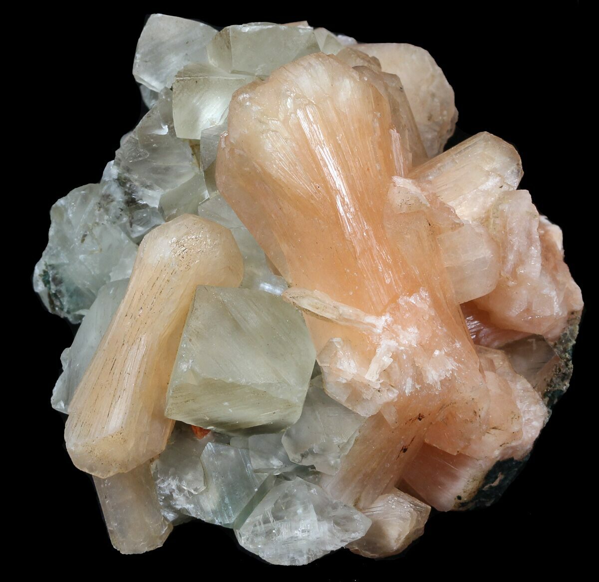 Природный кальцит. Кальцит caco3. Кальцит известковый шпат. Кальцит минерал необработанный. Оранжевый кальцит минерал.